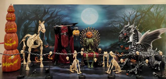 Global Mall新北中和店今年万圣节以无头骑士大战喷火龙为主题，还有最萌捣蛋鬼化身恐怖骷髅王、神秘无头骑士或是凶猛的恐龙，让民眾感受满满的万圣节气氛。（Global Mall提供）