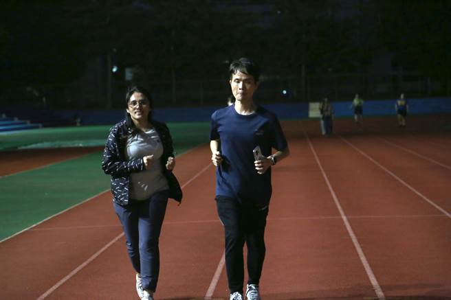 花莲门诺医院癌症中心团队得知有癌友要参加马拉松赛事，便启动陪跑训练，抽出下班时间和他一起暖身、练习，更共同参加赛事，盼能藉此鼓励更多罹癌病患培养运动兴趣。（花莲门诺医院提供／罗亦晽花莲传真）