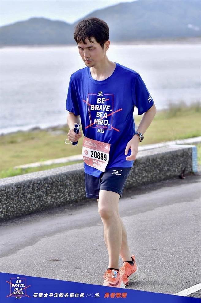 41岁陈姓癌友曾歷经鼻咽癌及慢性骨髓性白血病，但跑步对他来说就是一项医治，助他成功战胜病魔，甫完成第3场太平洋纵谷马拉松半马赛事的他，用行动力鼓励其他病友，在结束治疗后尽可能养成运动习惯，便会发现身体与内心都有改变。（花莲门诺医院提供／罗亦晽花莲传真）