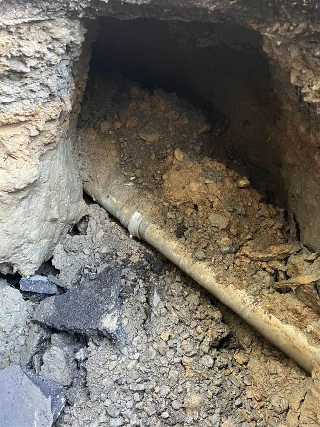 汐止樟树二路上午惊见「天坑」。（民眾提供）