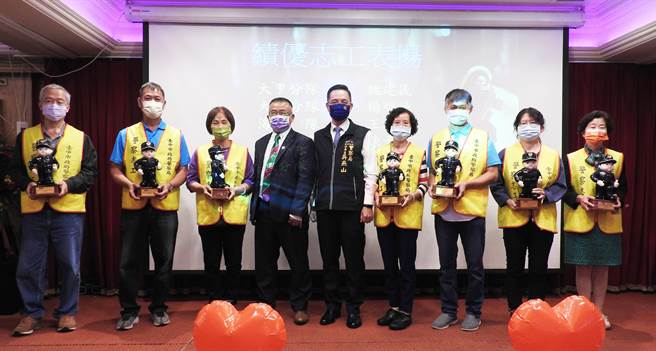 大甲警分局长吴燕山，会中特颁发警察娃娃及奖状表扬绩优志工，感谢志工热心付出共同推动防疫工作，发扬志愿服务精神。（警方提供）