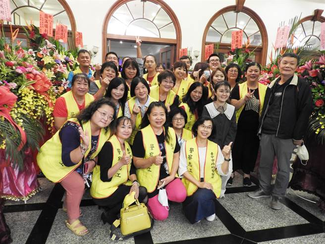 大甲警分局感谢志工热心付出共同推动防疫工作，发扬志愿服务精神。（警方提供）