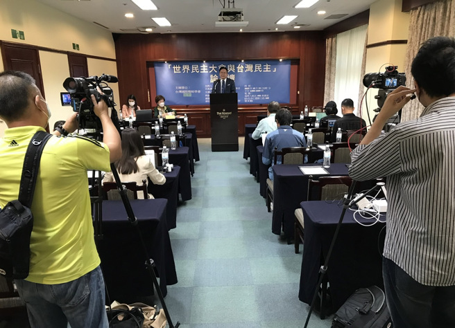 「世界民主大会与台湾民主」论坛10月25日下午在台北福华饭店举行，主办单位台湾国际战略学会并规划同步在YouTube 直播，让更多人参与。（照片/宋智忱摄影）