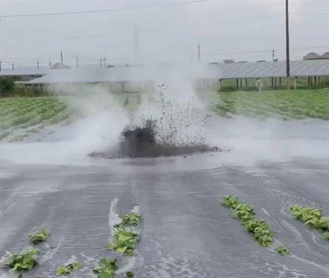 屏东万丹泥火山26日清晨再度喷发，是今年继4月8日、6月28日后，第3度喷发，且喷发地点就在红豆田上。（陈玉意提供／谢佳潾屏东传真）