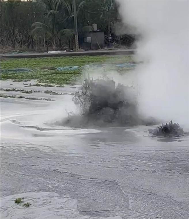 屏东万丹泥火山26日清晨再度喷发，是今年继4月8日、6月28日后，第3度喷发，且喷发地点就在红豆田上。（陈玉意提供／谢佳潾屏东传真）