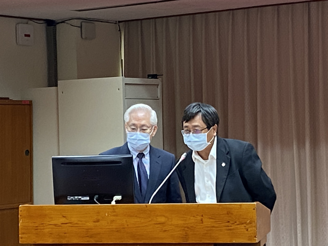 新竹市前市长林智坚在中华大学硕士论文涉及侵犯竹科管理局的智慧财产权，国科会主委吴政忠（左）及竹科管理局长王永壮（右）在立法院说明。（林志成摄）