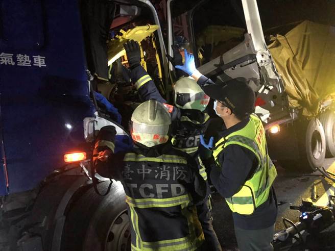 国道一号泰安地磅站前，26日清晨发生一起4辆车追撞的车祸，台中市消防局获报前往救援。（台中市消防局提供）