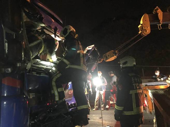 国道一号泰安地磅站前，26日清晨发生一起4辆车追撞的车祸，台中市消防局获报前往救援。（台中市消防局提供）