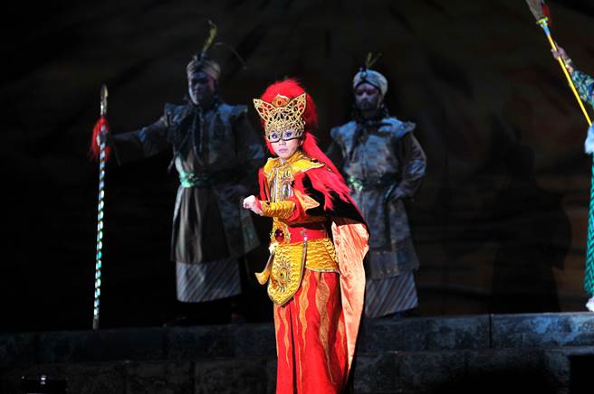 明华园戏剧总团《猫神》，由当家台柱孙翠凤担纲演出。（南投县文化局提供／廖志晃南投传真）