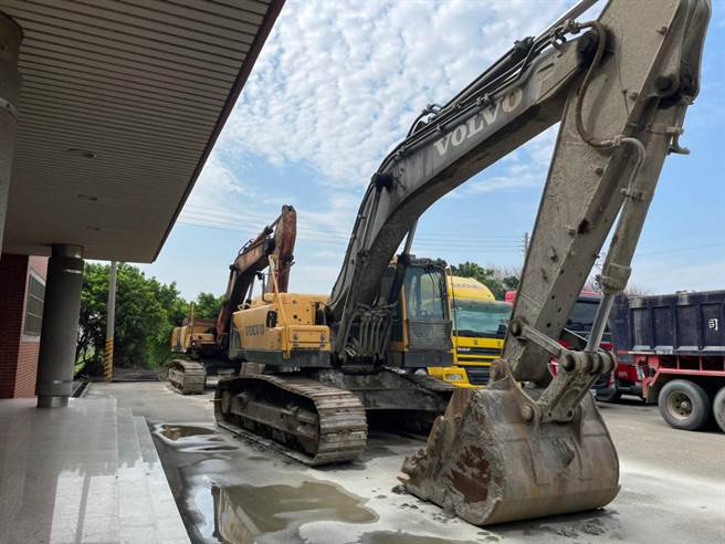 彰化县地检署查获倾倒车次近万辆，倾倒现场并有看场人员围事并收取看场保护费，弃土约30万立方米、52.5万公吨，彰化地检署向法院申请扣押共76部曳引车及挖土机等重型机具。（彰化地检署提供／吴敏菁彰化传真）