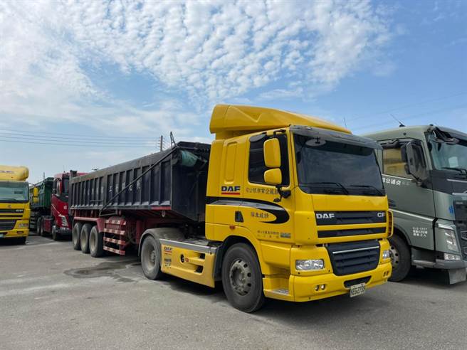 彰化县地检署查获倾倒车次近万辆，倾倒现场并有看场人员围事并收取看场保护费，弃土约30万立方米、52.5万公吨，彰化地检署向法院申请扣押共76部曳引车及挖土机等重型机具。（彰化地检署提供／吴敏菁彰化传真）