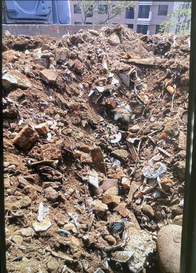 彰化县地检署查获倾倒车次近万辆，倾倒现场并有看场人员围事并收取看场保护费，弃土约30万立方米、52.5万公吨，彰化地检署向法院申请扣押共76部曳引车及挖土机等重型机具。（彰化地检署提供／吴敏菁彰化传真）