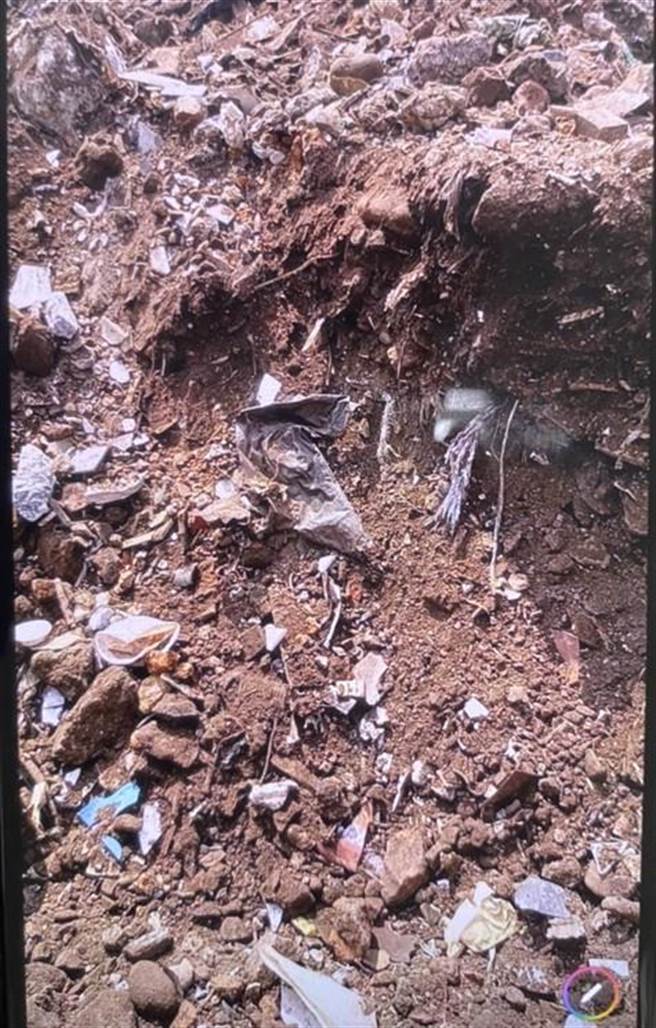 彰化县地检署查获倾倒车次近万辆，倾倒现场并有看场人员围事并收取看场保护费，弃土约30万立方米、52.5万公吨，彰化地检署向法院申请扣押共76部曳引车及挖土机等重型机具。（彰化地检署提供／吴敏菁彰化传真）