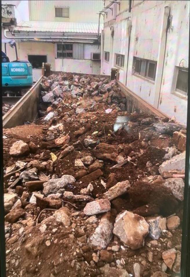 彰化县地检署查获倾倒车次近万辆，倾倒现场并有看场人员围事并收取看场保护费，弃土约30万立方米、52.5万公吨，彰化地检署向法院申请扣押共76部曳引车及挖土机等重型机具。（彰化地检署提供／吴敏菁彰化传真）