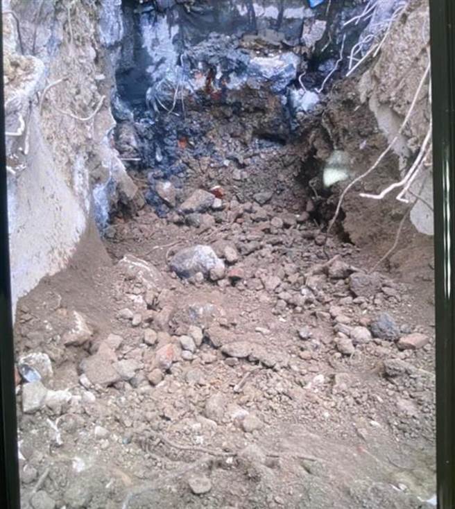 彰化县地检署查获倾倒车次近万辆，倾倒现场并有看场人员围事并收取看场保护费，弃土约30万立方米、52.5万公吨，彰化地检署向法院申请扣押共76部曳引车及挖土机等重型机具。（彰化地检署提供／吴敏菁彰化传真）