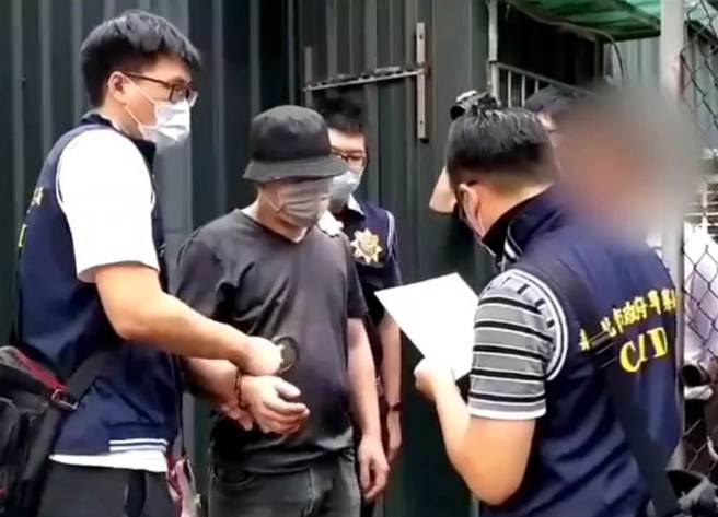 邱嫌制作蓝女确诊的假讯息传单开车沿途发放，新店警分局获报逮捕邱嫌。（翻摄画面）
