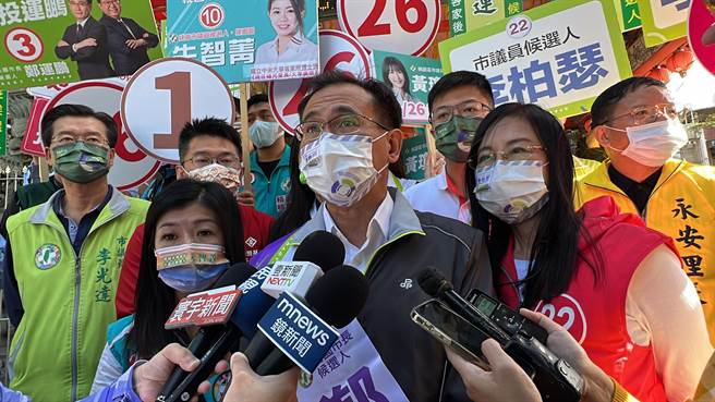 民进党桃园市长候选人郑运鹏26日到力行市场扫街拜票。(蔡依珍摄)