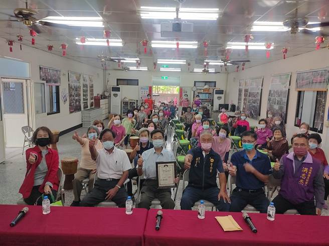 中興員工消費合作社，致贈弱勢團體公益金。（顧士洋提供／廖志晃南投傳真）