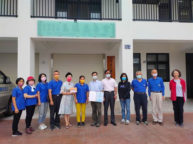 中興員工消費合作社，致贈弱勢團體公益金。（顧士洋提供／廖志晃南投傳真）