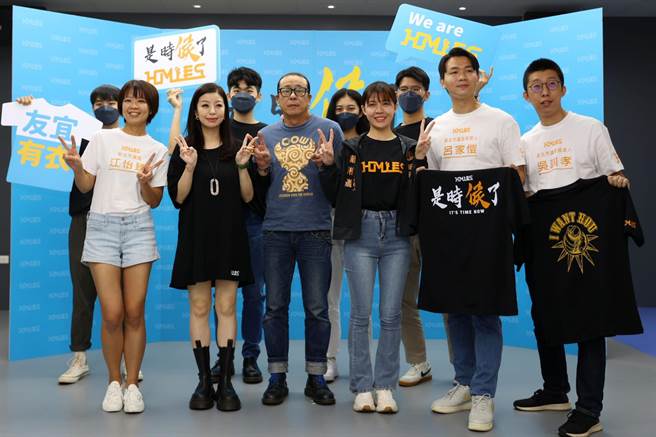 侯友宜推竞选周边小物，邀纹身艺术家大毛跨刀设计。（侯友宜选举办公室提供）