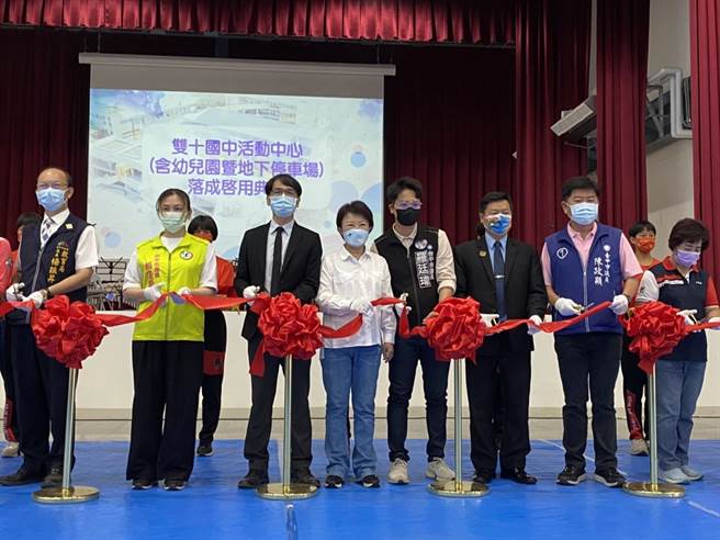双十国中活动中心启用，台中市长卢秀燕亲自到场剪彩。（冯惠宜摄）