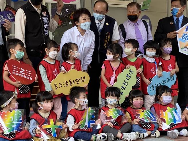 双十国中活动中心一楼规划为双十非营利幼儿园，市长卢秀燕参加剪彩启用仪式后，也到一楼的幼儿园与小朋友热情互动。（冯惠宜摄）