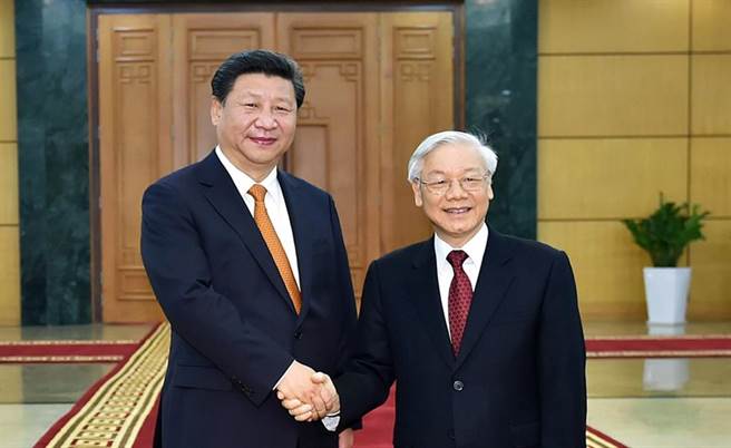 越共总书记阮富仲将访中，大陆专家指两国关系特殊性与重要性。图为习近平2015年访越会见阮富仲。（人民网）