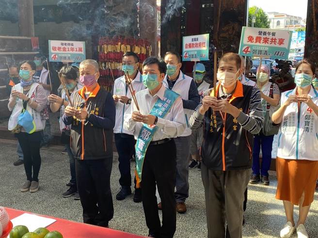 无党籍桃园市长候选人郑宝清（前排中）杨梅扫街首站到高山顶启明宫参拜。（蔡明亘摄）