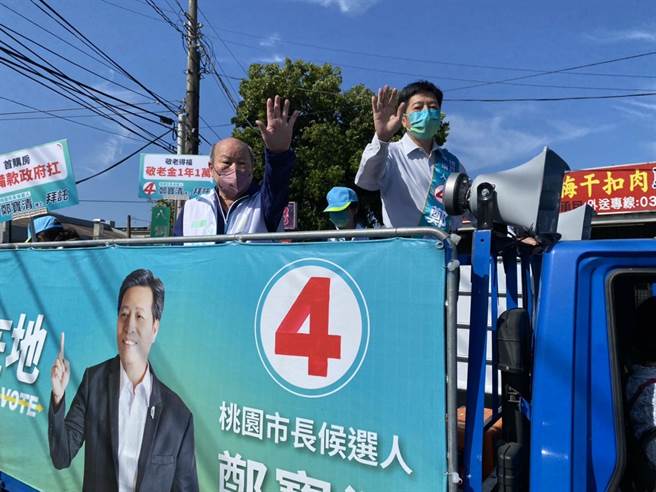 无党籍桃园市长候选人郑宝清（右）今到杨梅4大地区高山顶、杨梅、富冈与埔心扫街。（蔡明亘摄）