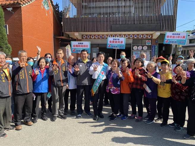 无党籍桃园市长候选人郑宝清向杨梅高荣市民照顾关怀据点的长辈宣传政策。（蔡明亘摄）