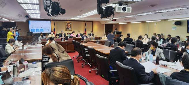 立法院社会福利及卫生环境委员会天邀请环保署等部会就「我国净零排放路径（含2030年国家温室气体减量目标）、国家永续发展政策与相关经费具体规划，如何因应全球气候变迁与国际减碳目标，并务实兼顾国内企业稳健发展」专题报告。（林良齐摄）
