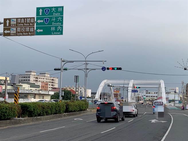 云林县警察局今（26日）公布斗六市、斗南镇、土库镇、虎尾镇、西螺镇、麦寮乡共新建置9处科技执法设备，其中之一是斗南镇延平路与大业路口附近，该路口从Ｔ字路变成十字路口，交流量极大。（云林县警察局提供）