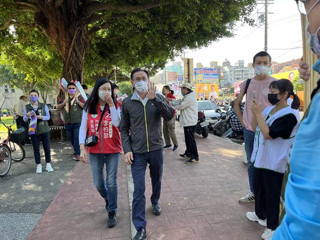 民進黨桃園市長候選人鄭運鵬26日批評張傲慢、聽不進別人的意見。(蔡依珍攝)