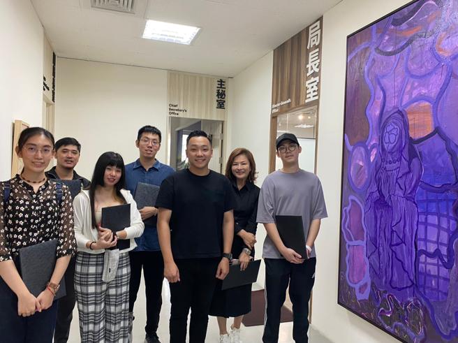 青年局局长张以理(右三)与「青艺力」艺术家于办公空间合影(高雄市青年局提供) 