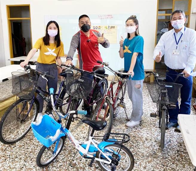 台中市后里区清洁队队员们修復回收废弃脚踏车，并透过「骑乘送爱到助扶」捐赠活动分送至5个家庭。（后里清洁队提供）