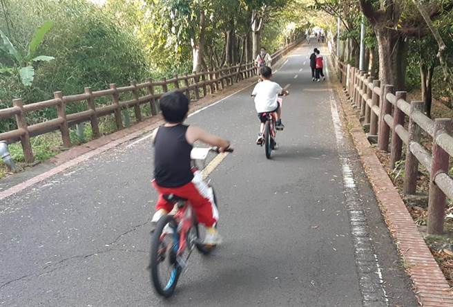 废弃脚踏车经过清洗、擦拭、消毒、除锈及炼条上油等，实际骑乘测试功能正常后，捐赠给弱势学童。（后里清洁队提供）