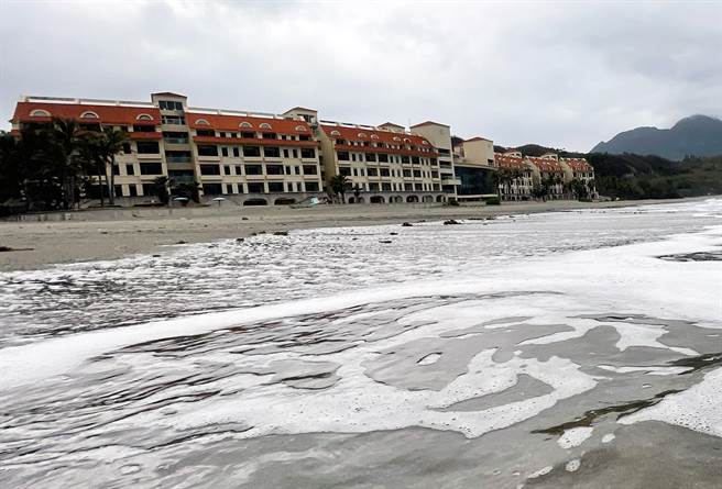 律師詹順貴質疑縣府把美麗灣借屍環魂。（莊哲權攝）