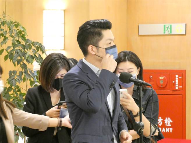 國產高端疫苗遭爆第二期臨床試驗委託中資機構進行惹議，國民黨立委蔣萬安上午點名衛福部前部長陳時中，批陳以戰略物資定位而一路護航的高端，竟委託中資公司數據分析，證明高喊抗中保台的陳說一套做一套，根本沒抗中保台DNA。（周志豪攝）