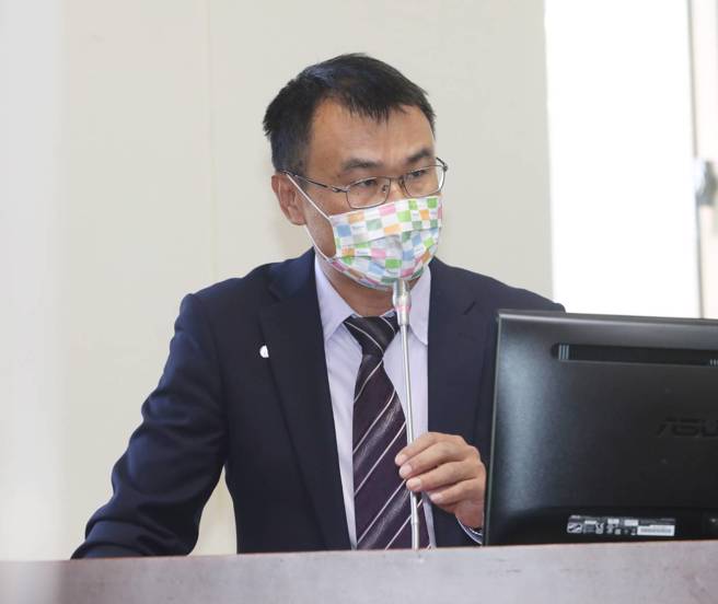 立法院经济委员会26日邀请行政院农委会主委陈吉仲（见图）、经济部长王美花等人就渔电共生能源政策等议题进行报告并备质询。（刘宗龙摄）