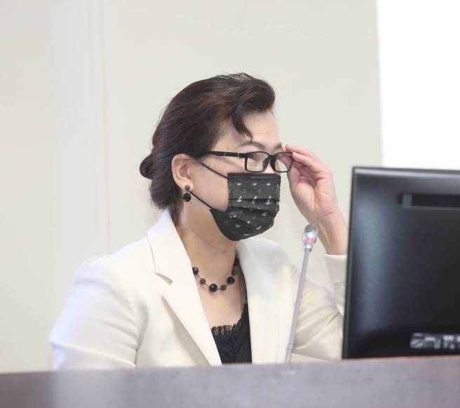 立法院经济委员会26日邀请行政院农委会主委陈吉仲、经济部长王美花（见图）等人就渔电共生能源政策等议题进行报告并备质询。（刘宗龙摄）