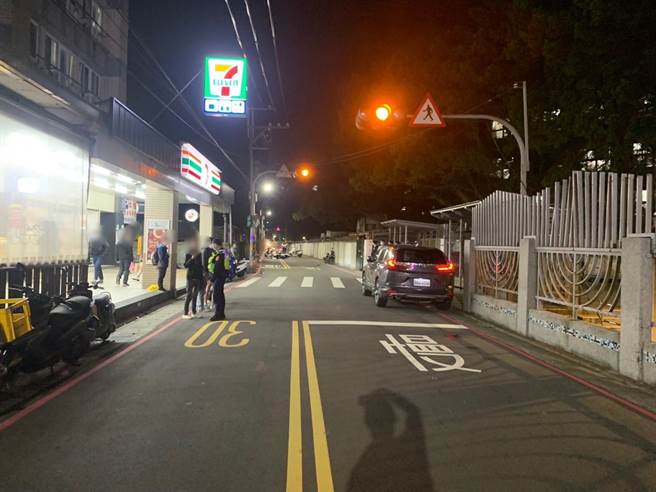 新北市新庄26日晚间发生一起死亡车祸，有名男子刚打工下班要骑车回家，路上疑似受到路旁违停车辆阻碍视线，导致他撞上路人后自摔，不仅路人全身多处骨折，自己也头部重创，送医后不治身亡。(黄敬文翻摄)