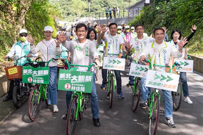 民进党新北市长候选人林佳龙今到草岭古道和民进党宜兰县长候选人江聪渊合体，共同骑乘自行车，大谈观光政策。（林佳龙竞选办公室提供）