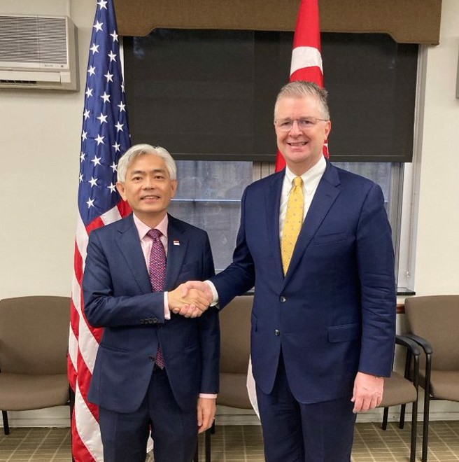 美國與新加坡25日在華府召開戰略夥伴對話，由美國國務院亞太助卿康達（右）、新加坡外交常務次長蔡艾伯（左）共同主持。（圖取自twitter.com/USAsiaPacific）