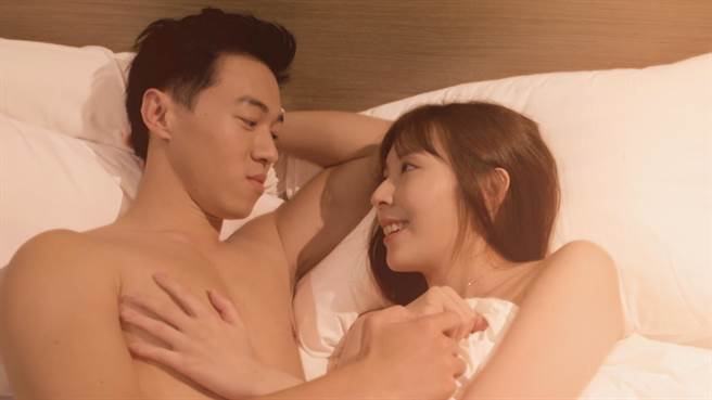 游書庭上演大尺度戲碼。（中視提供）