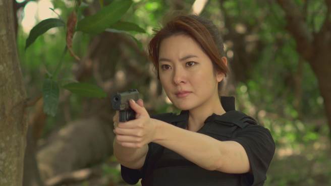 楊雅筑舉槍氣勢十足。（中視提供）