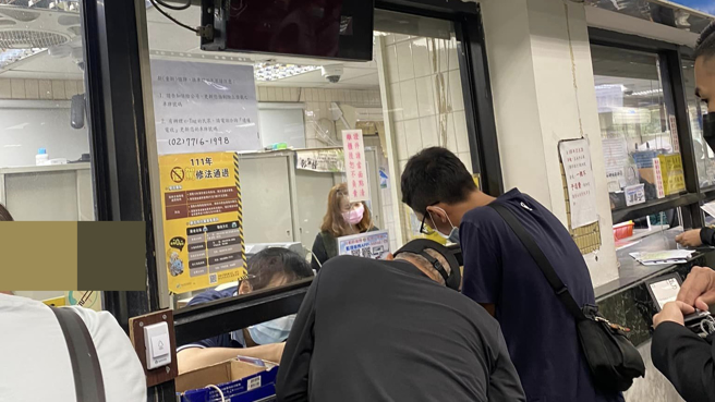 一名从事汽车业务的许姓男子，昨日到新北某监理站替客人领车牌，岂料柜台人员出包，导致他要的车牌被其他代办领走到台中。（图／翻摄自爆怨公社）