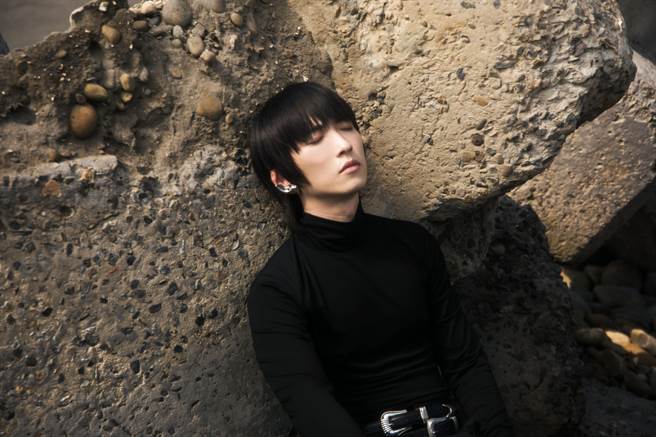 邱锋泽推出新歌〈孤岛〉，尝试了过去没有挑战过的造型风格。（原音兄弟提供）