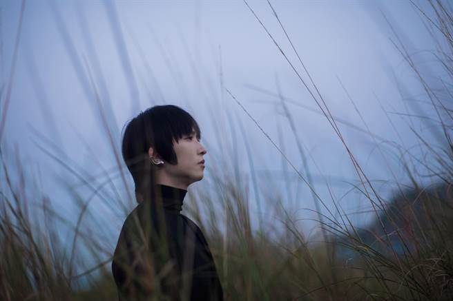 邱锋泽推出新歌〈孤岛〉，尝试了过去没有挑战过的造型风格。（原音兄弟提供）