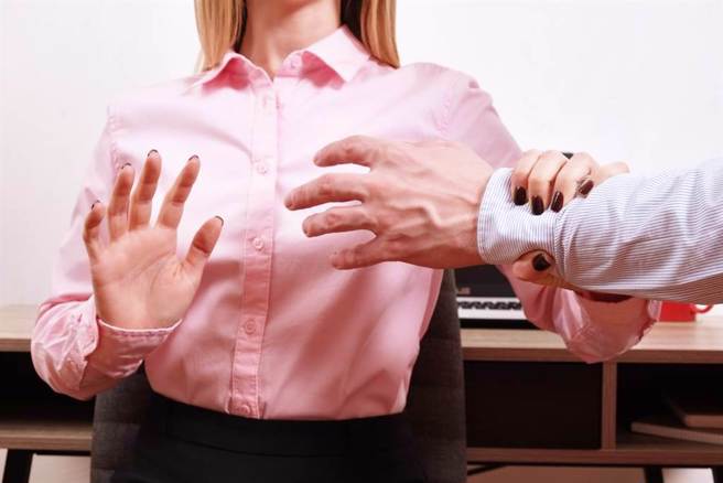 13岁少女半夜遭袭胸，「爸比」瞎辩打蚊子，一审法官信了二审改判。（示意图／shutterstock）