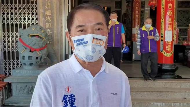 苗栗县长锺东锦26日在狮潭乡义民庙回应自己绝无不法投资。（读者提供／谢明俊苗栗传真）